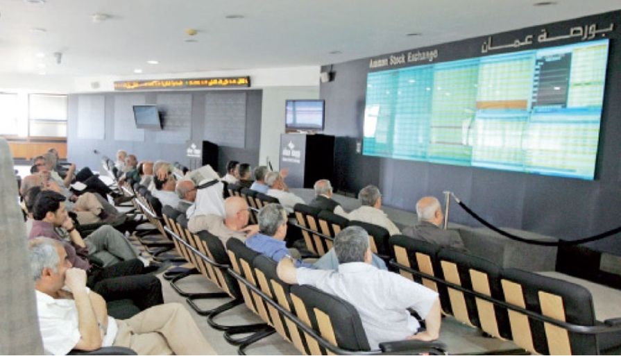 مستثمرون يتابعون شاشة الاسعار في بورصة عمان-(ارشيفية)
