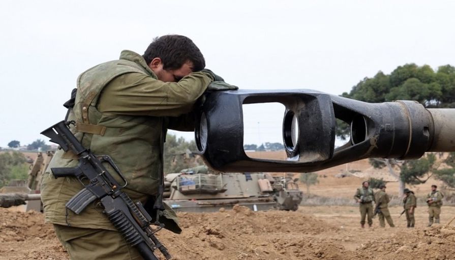 جندي إسرائيلي يضع رأسه على فوهة مدفع