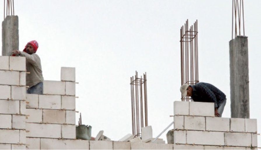 عمال في إحدى ورش البناء في عمان-(ارشيفية)