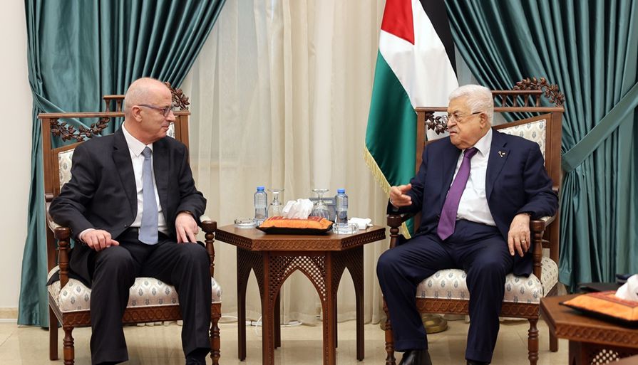 الرئيس الفلسطيني محمود عباس خلال لقاء رئيس لجنة الانتخابات المركزية رامي الحمد الله (وفا)