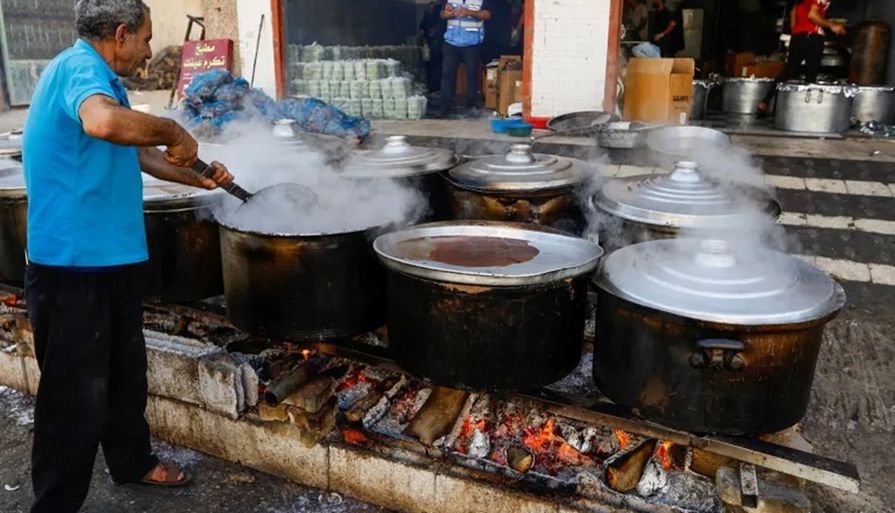 لم يجد أهل غزة سوى الحطب لطهي طعامهم (رويترز)
