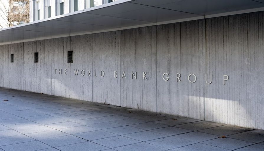 شعار مجموعة البنك الدولي على المبنى الرئيسي للمجموعة في الولايات المتحدة. (istockphoto)
