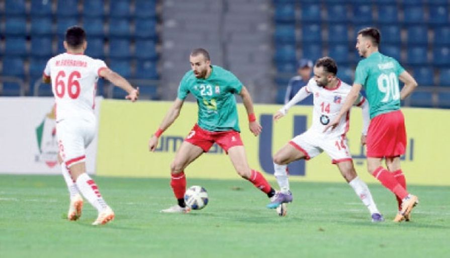 لاعب الوحدات يوسف أبو الجزر يحتفظ بالكرة خلال لقاء الكويت بكأس الاتحاد الآسيوي - (تصوير: أمجد الطويل)