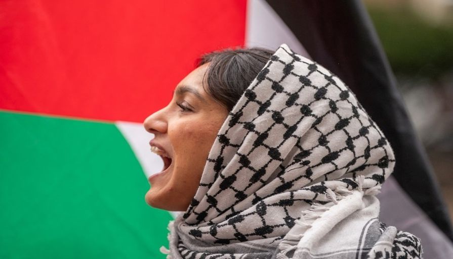 متظاهرة تردد شعارات داعمة الفلسطينيين في غزة، خارج جامعة كولومبيا في مدينة نيويورك، 24 نيسان/أبريل 2024. (رويترز)

