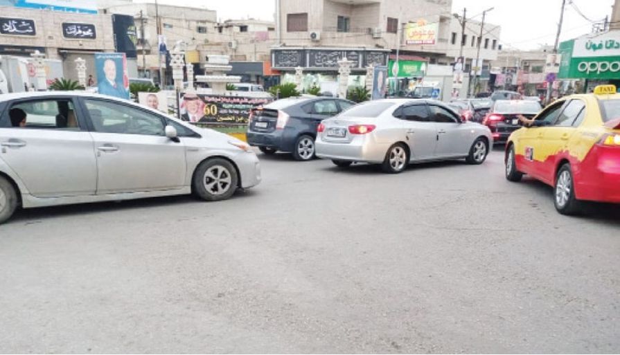 جانب من أزمة المرور والتي باتت السمة العامة لمختلف شوارع مدينة اربد - (الغد)