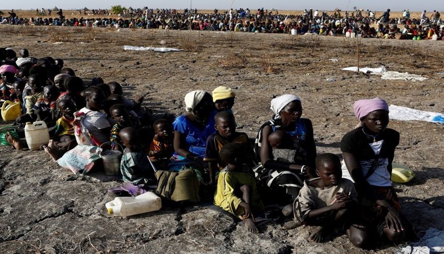 نساء وأطفال ينتظرون التسجيل قبل توزيع الغذاء الذي ينفذه برنامج الأغذية العالمي التابع للأمم المتحدة في ثونيور، ولاية لير، جنوب السودان، 26 شباط 2017. (رويترز)
