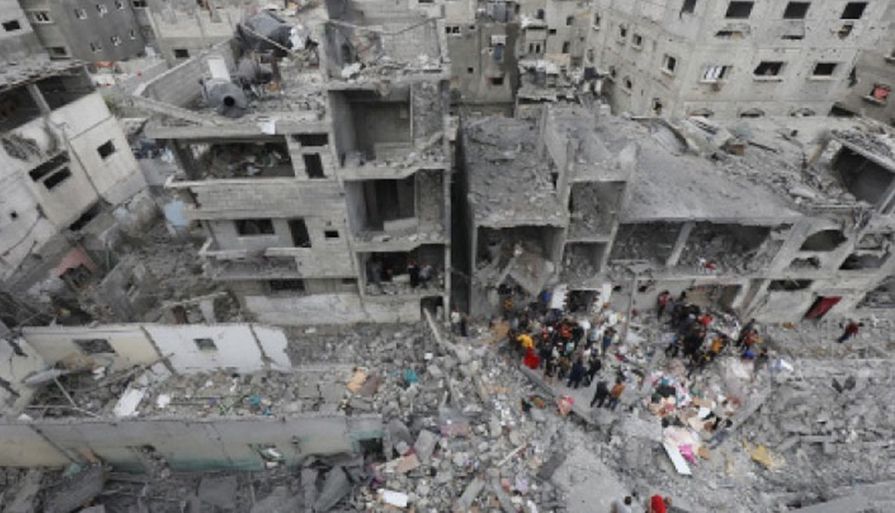 مربع سكني في غزة دمره قصف طائرات الاحتلال الصهيوني-(وكالات)