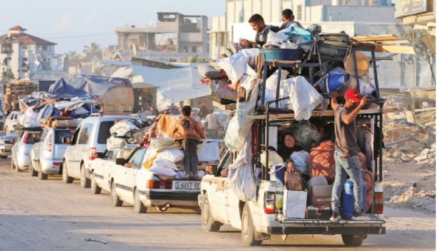 فلسطينيون ينزحون إلى مناطق جديدة بعد قصف الاحتلال لمناطقهم أمس-(وكالات)