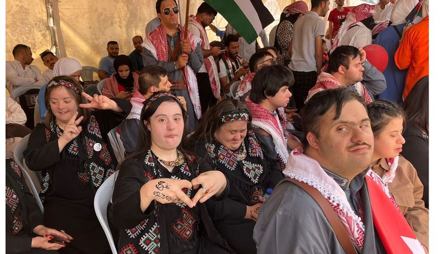 أطفال متلازمة الحب يشاركون باحتفالات زفاف ولي العهد