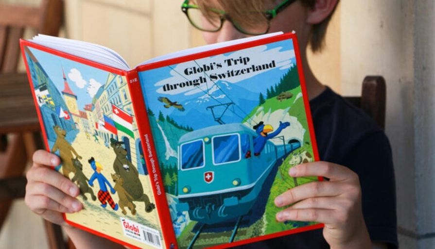 طفل سويدي بقرأ كتاب- صورة تعبيرية