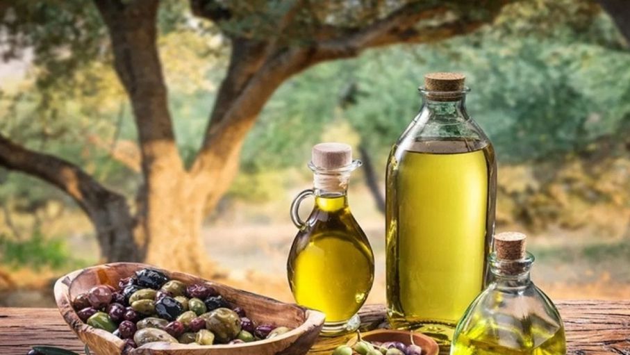 عاجل|وصول الدفعة الأولى من زيت الزيتون التونسي بسعر 21 دينارًا للعبوة. "دعت المؤسسة الاستهلالكية المواطنين الى متابعة اعلاناتها الرسمية لمعرفة موعد طرح الزيت، مؤكدة استمرارها في تنفيذ خططها الهادفة الى دعم الامن الغذائي وتخفيف الأعباء عن المواطنين". #جريدة_الغد 