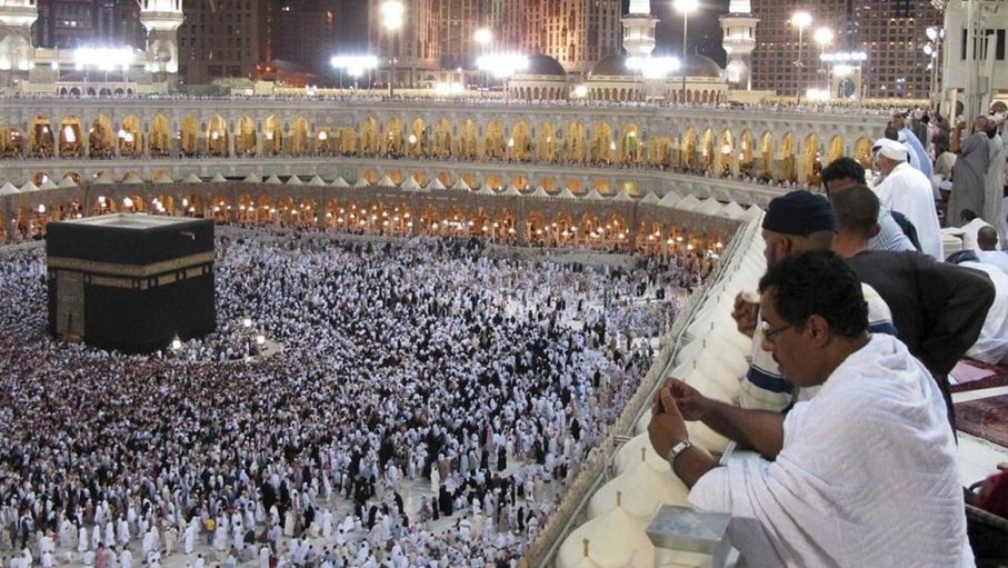 عاجل|بسبب عطل فني.. تأخير محتمل في رحلات العمرة هذا الأسبوع. "دعت الجمعية المعتمرين إلى تجنب السفر أو التوجه إلى المنافذ الحدودية والمطارات قبل التأكد من صدور التأشيرة وحيازتها رسميًا، وذلك لتفادي أي إشكالات أو تأخير محتمل في رحلاتهم". #جريدة_الغد 