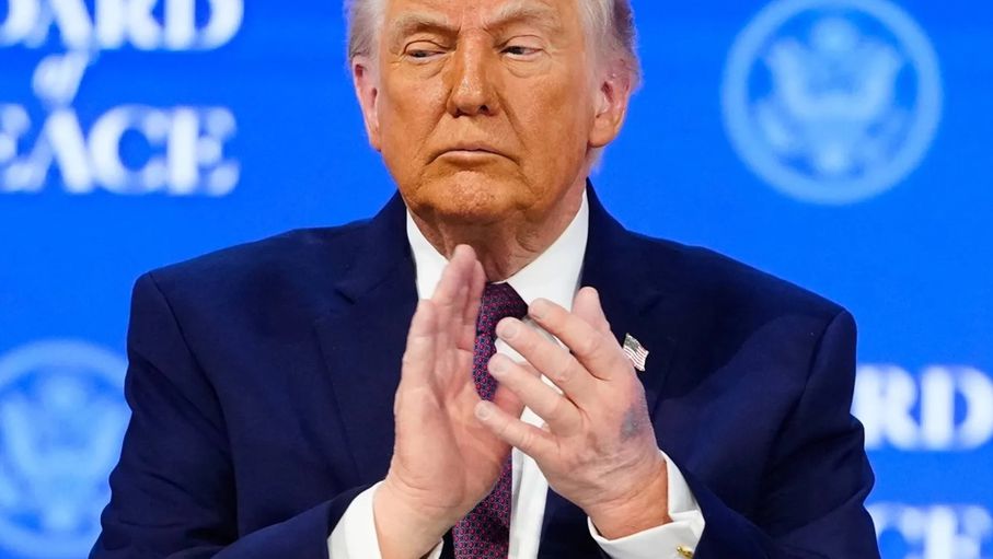 ترمب يرجع كدمة جديدة على يده لتناول الأسبرين #جريدة_الغد 