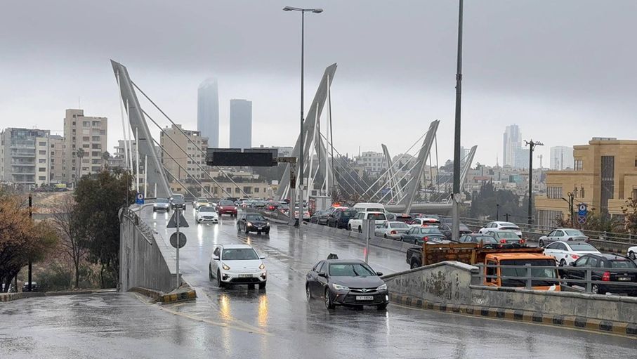 منخفض جوي بارد الجمعة وتحذير من تشكّل السيول...