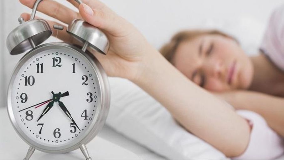 لماذا نستيقظ قبل المنبه بدقائق قليلة؟...