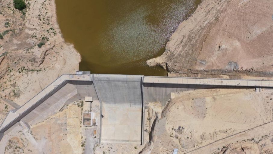 وزارة المياه تحذر من قرب فيضان سد وادي الكرك خلال الساعات القليلة القادمة مع قرب امتلائه ووصوله إلى سعته التخزينية الكاملة والبالغة 2 مليون متر مكعب #جريدة_الغد 