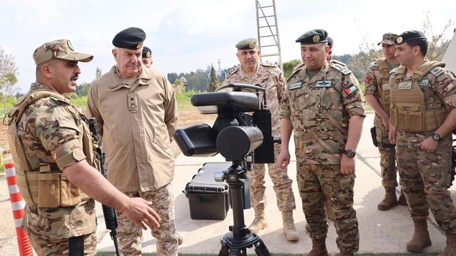 عاجل اللواء الركن الحنيطي: الجاهزية القتالية أولوية قصوى في ظل التحديات الإقليمية الراهنة. *الحنيطي: البرامج التدريبية النوعية تعزز الكفاءة والجاهزية القتالية وتواكب طبيعة التهديدات الحديثة. *الحنيطي: الطائرات المسيّرة وأنظمة مكافحتها تمثل محوراً رئيساً في الحروب الحديثة #جريدة_الغد 