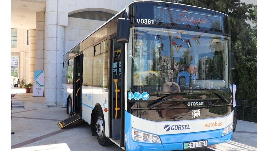 عاجل قرار حكومي بتعديل أجور النقل العام (تفاصيل). **عملية التعديل اعتمدت على تصنيف المسارات إلى قصيرة ومتوسطة وطويلة. **سيتم تعديل تعرفة سيارات التاكسي بالتنسيق مع الجهات المعنية، وبما يراعي خصوصية كل محافظة. **يهدف القرار إلى استمرارية خدمات النقل العام ومنع تراجعها #جريدة_الغد 