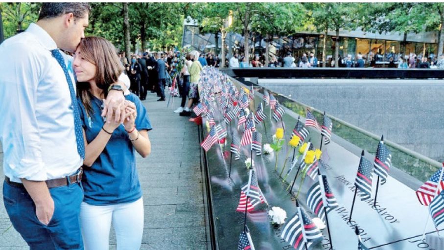 زوار يضعون الزهور في موقع لتخليد ضحايا هجمات 11/9 في نيويورك، أميركا - (أرشيفية)