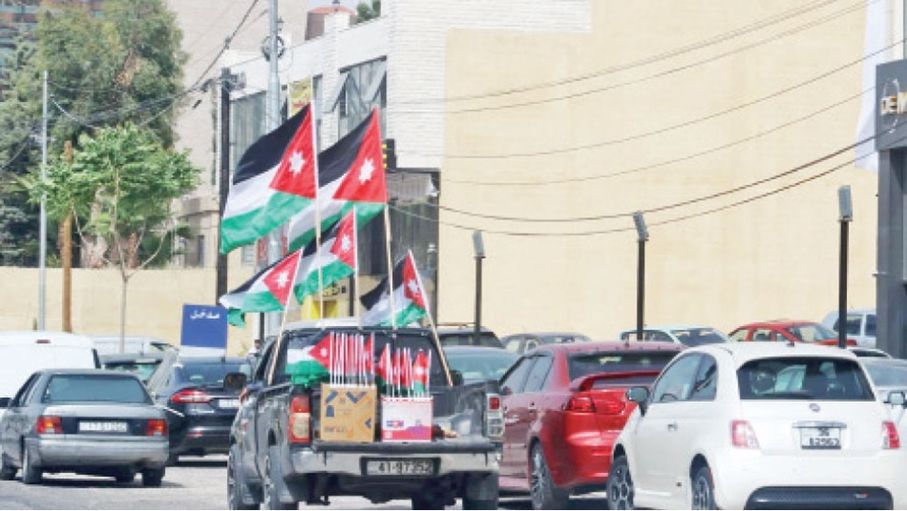 سيارة تحمل أعلاما أردنية بمناسبة عيد الاستقلال -(تصوير- ساهر قدارة)
