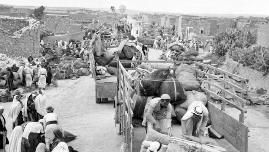 رجال ونساء وأطفال فلسطينيون طردتهم القوات الإسرائيلية من منازلهم عام 1948 - (أرشيفية)