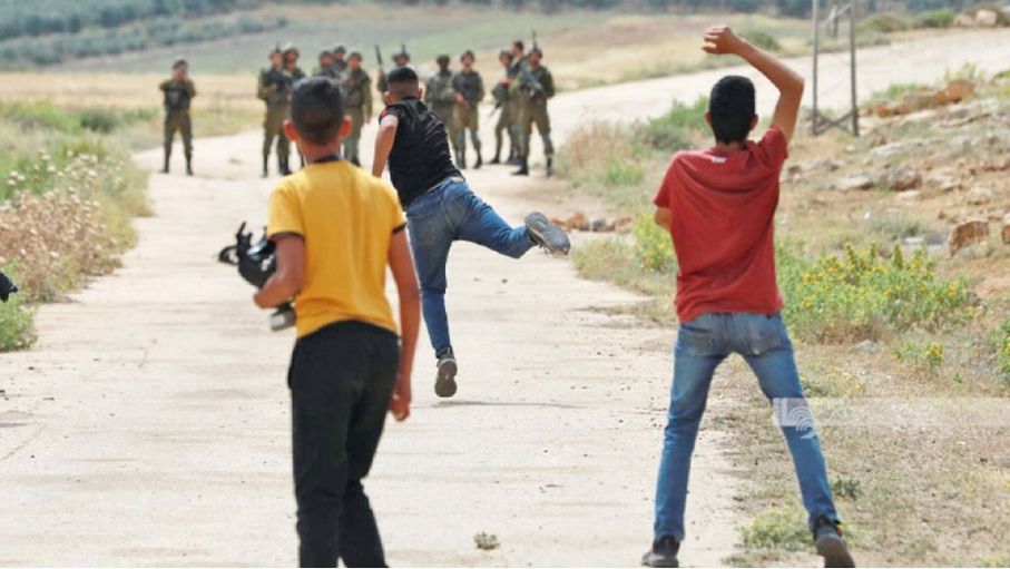 مواجهات بين شبان فلسطينيين وقوات الاحتلال في بيت دجن أمس.-(وكالات)