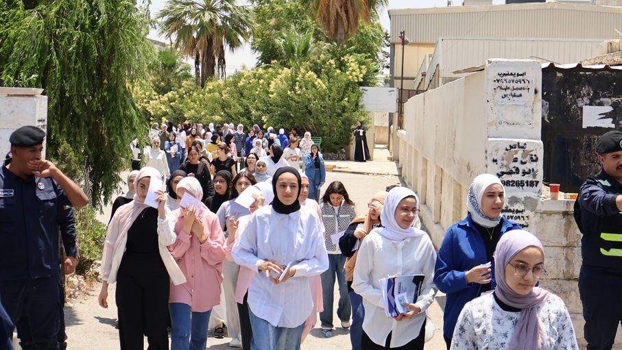 رضا وتفاؤل لدى طلاب الأرض وورقة العربي متوسطة...