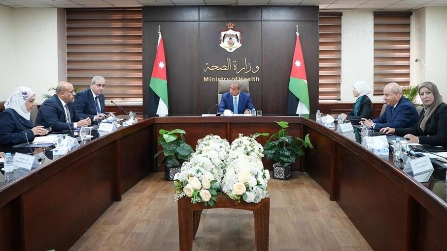 عاجل * رئيس الوزراء: الإسراع في إنجاز المشاريع التي التزمت بها الحكومة في مختلف محافظات المملكة وعدم تعطيل المشاريع المهمة التي تخدم المواطنين لأسباب إجرائية أو فنية بسيطة.. * رئيس الوزراء يتفقد مستشفى عمان الميداني الذي تم تشغيله أخيرا بعد توقف امتد لأكثر من أربع سنوات.. * رئيس الوزراء يوجه بالاستفادة من المستشفيات الميدانية التي أنشئت خلال جائحة كورونا، وتوظيف إمكاناتها لدعم القطاع الصحي الحكومي.. * رئيس الوزراء يؤكد ضرورة رفع كفاءة إدارة مخزون الأدوية وتلبية حاجة المواطنين منها في المستشفيات والمراكز الصحية في جميع محافظات المملكة.. * وزير الصحة: الارتقاء بجودة الخدمات الصحية، وتسريع التحول الرقمي، وتعزيز جاهزية المنظومة الصحية الحكومية؛ لمواكبة التحديات والاحتياجات الصحية الحالية والمستقبلية.. * وزير الصحة: 577 سريرا جديدا تمت إضافتها 