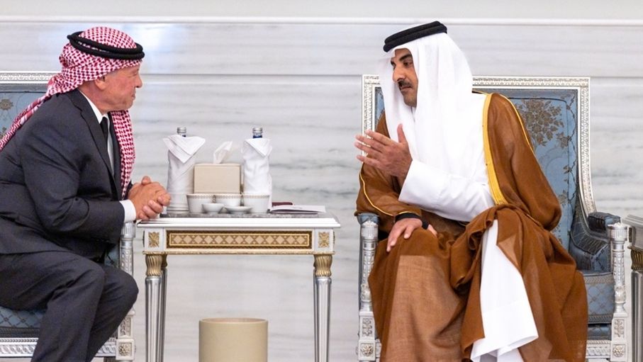 الملك يقدم العزاء إلى أمير دولة قطر بوفاة الشيخ حمد