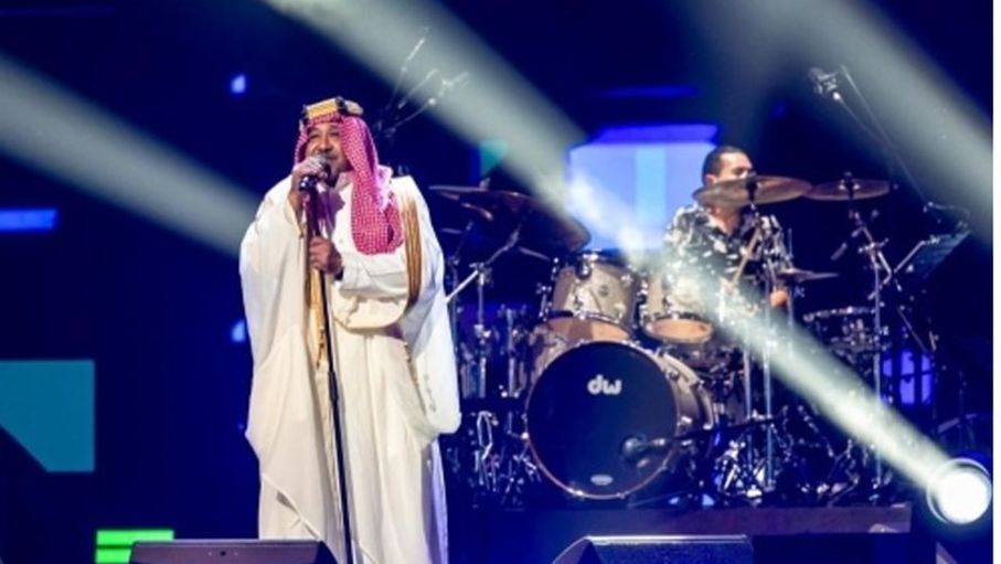 Algerian Artist Khaled’s Traditional Attire Impresses Fans at Riyadh Concert