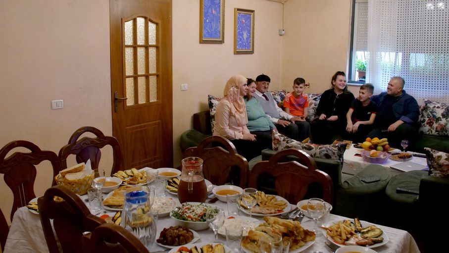 عثمان خوجة (81 عاما) وعائلته- ا ف ب
