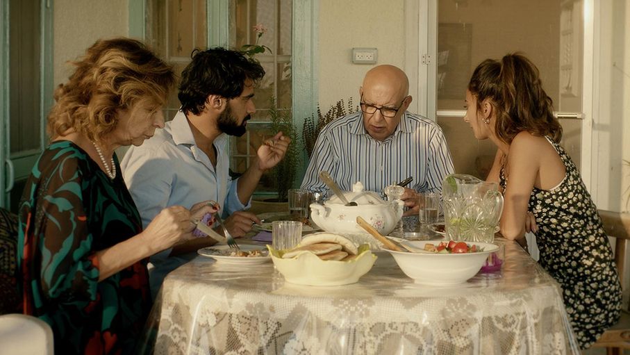 مشهد من فيلم بين الجنة والأرض للمخرجة نجوى النجار