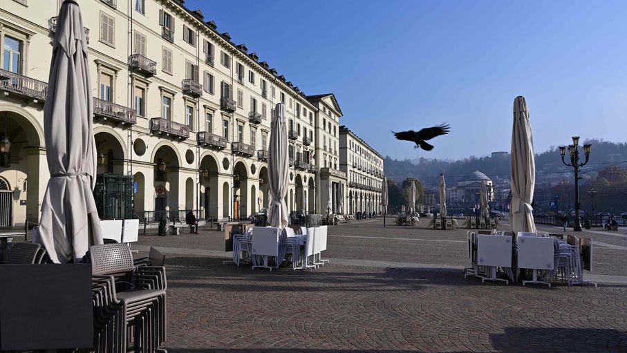 مشهد عام لمدينة تورن الايطالية في 17 من نوفمبر وتظهر خالية بسبب اجراءاتالحظر بسبب كورونا - ا ف ب