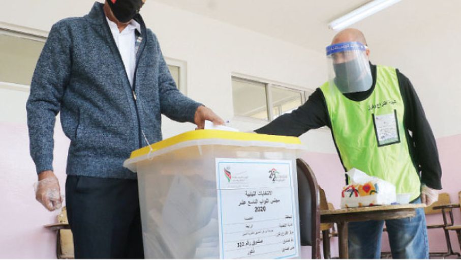 مواطن يدلي بصوته في انتخابات مجلس النواب التاسع عشر  - (تصوير: امجد الطويل)