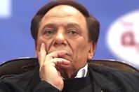 تفاصيل تعرض الفنان عادل إمام لحادث بتونس