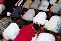 رجل يطعن إمام مسجد أثناء الصلاة