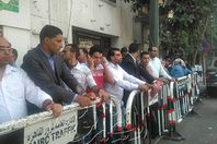 بالصور.. اصطفاف حملة الماجستير خلف الحواجز الحديدية