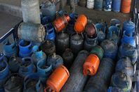 رئيس حى العجمى يتفقد مستودع بوتاجاز الدخيلة