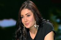 غادة عبدالرازق تدافع عن حذاء شيرين 