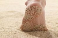 لتنعم بصحة أفضل عليك بـ"المشي حافي القدمين"