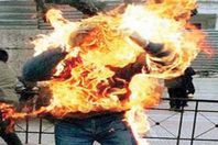 شاب يشعل النيران في نفسه أمام مجمع محاكم المنيا