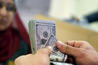 خبير يفجر مفاجأة جديدة عن سعر الدولار