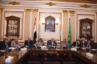 رئيس جامعة القاهرة مع أساتذة مركز النانو التكنولوجى