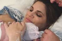 الام الولادة