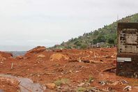 فيضانات وانزلاقات ترابية بفيتنام