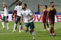 احمد شكرى لاعبي المصرى يحتفل بتسجيله الهدف