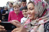 ميركل وسط حشد  فى ألمانيا ارشيفية