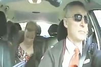 رئيس وزراء النرويج يقود التاكسي