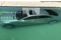 السيارة فى المسبح