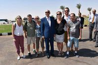 المحافظ يرحب بالبسياح بمطار أبو سمبل الدولي